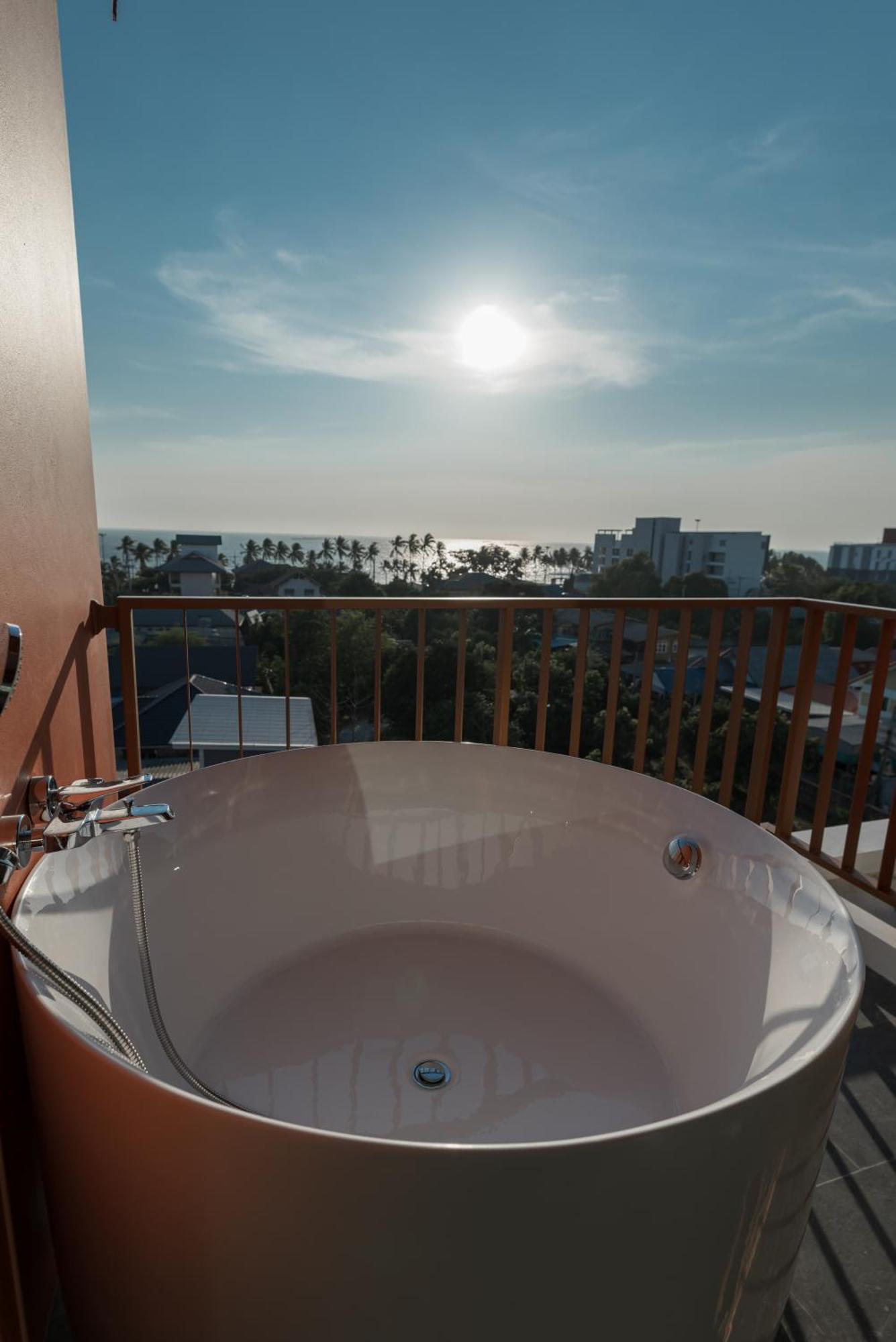Blu Monkey Hub And Hotel Bangsaen Habitación foto